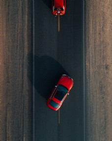 公路上的红色轿车