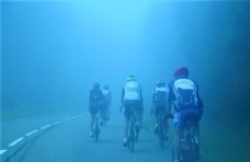 大雾公路上骑行的人群