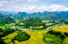 天空越南山间农田和河流景