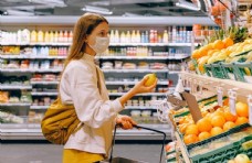 水果采购超市戴口罩美女