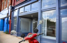 红房子蓝色的房子摩托车红色裤子店门面