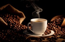 咖啡杯冒热气的咖啡咖啡豆