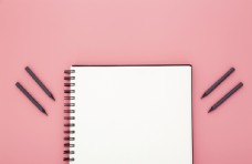 笔记本与粉红桌面