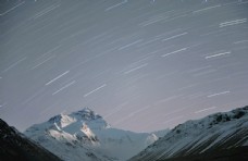 藏区雪山天空流星雨
