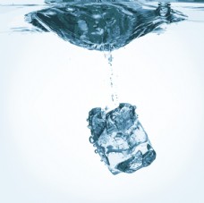 冰块掉落水中矢量素材