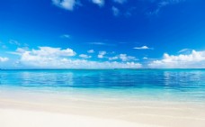 蓝色蓝天白云金色沙滩风景照片