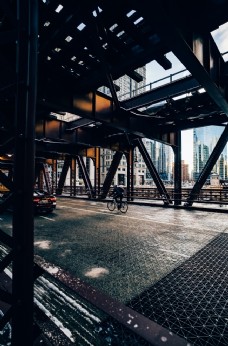大桥吊桥桥下城市建筑黑色钢铁