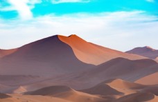 金色足迹蓝天沙漠沙丘