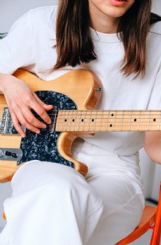 音乐艺术吉他音乐白衣女孩清新艺术背景