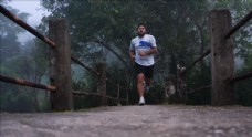 男人迎面晨跑跑步的视频素材